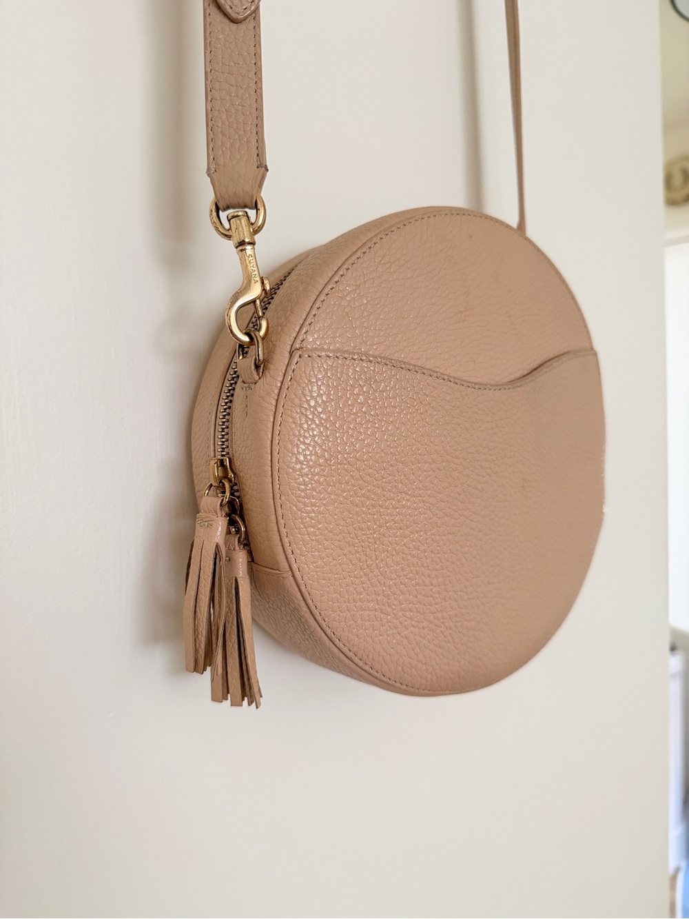 Cuyana circle bag in blush pebbled leather - Picture 2 of 8
